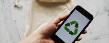 Free Faceless person showing recycle symbol on mobile phone screen Stock Photo